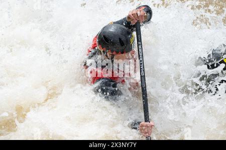 Markkleeberg, Germania. 28 aprile 2024. Canoa: Qualificazione olimpica tedesca canoa slalom, canoa femminile, finale. Elena Lilik sul campo. Crediti: Hendrik Schmidt/dpa/Alamy Live News Foto Stock