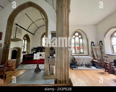 ruishton village church nel somerset, inghilterra, regno unito, con vetrate colorate, panche e monumenti commemorativi Foto Stock