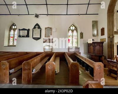 ruishton village church nel somerset, inghilterra, regno unito, con vetrate colorate, panche e monumenti commemorativi Foto Stock