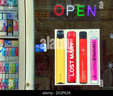 Glasgow, Scozia, Regno Unito. 28 aprile 2024: I negozi di svapo continuano a prosperare in città . Credit Gerard Ferry/Alamy Live News Foto Stock