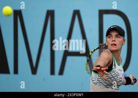 Madrid, Spagna. 28 aprile 2024. La tennista ceca Sara Bejlek in azione durante il terzo turno del mutua Madrid Open 2024 contro Ashlyn Krueger dagli Stati Uniti, a Madrid, Spagna, il 28 aprile 2024. Crediti: Martin Sidorjak/CTK Photo/Alamy Live News Foto Stock