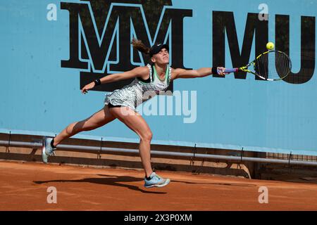 Madrid, Spagna. 28 aprile 2024. La tennista ceca Sara Bejlek in azione durante il terzo turno del mutua Madrid Open 2024 contro Ashlyn Krueger dagli Stati Uniti, a Madrid, Spagna, il 28 aprile 2024. Crediti: Martin Sidorjak/CTK Photo/Alamy Live News Foto Stock