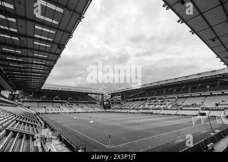 Birmingham, Regno Unito. 28 aprile 2024. Una vista generale durante la partita di Barclays fa Women's Super League 1 tra Aston Villa Women e West Ham United Women a Villa Park, Birmingham, Inghilterra, il 28 aprile 2024. Foto di Stuart Leggett. Solo per uso editoriale, licenza richiesta per uso commerciale. Non utilizzare in scommesse, giochi o pubblicazioni di singoli club/campionato/giocatori. Crediti: UK Sports Pics Ltd/Alamy Live News Foto Stock