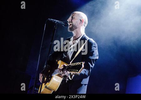 Sivert Høyem (frontman dei Madrugada) si esibisce con la sua band solista al Floyd Live Music Venue, Atene / Grecia, aprile 2024 Foto Stock