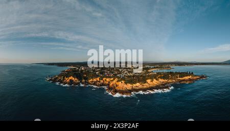 Vista panoramica aerea del mare blu e delle sabbie bianche di Bermagui nella Contea di Eurobadalla sulla costa meridionale del nuovo Galles del Sud, Australia. Foto Stock