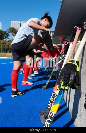 Perth, Australia. 26 aprile 2024. Le giocatrici della squadra di hockey femminile cinese indossarono Shinguard prima di una sessione di allenamento a Perth, Australia, il 26 aprile 2024. PER ANDARE CON "Roundup: Squadra di hockey femminile cinese che guarda la medaglia delle Olimpiadi di Parigi" crediti: Ma Ping/Xinhua/Alamy Live News Foto Stock