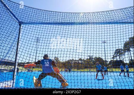 Perth, Australia. 26 aprile 2024. Le giocatrici della squadra cinese di hockey femminile prendono parte ad una sessione di allenamento a Perth, Australia, il 26 aprile 2024. PER ANDARE CON "Roundup: Squadra di hockey femminile cinese che guarda la medaglia delle Olimpiadi di Parigi" crediti: Ma Ping/Xinhua/Alamy Live News Foto Stock