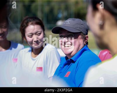 Perth, Australia. 26 aprile 2024. Alyson Annan, capo allenatore della squadra di hockey femminile cinese, comunica con i giocatori durante una sessione di allenamento a Perth, Australia, il 26 aprile 2024. PER ANDARE CON "Roundup: Squadra di hockey femminile cinese che guarda la medaglia delle Olimpiadi di Parigi" crediti: Ma Ping/Xinhua/Alamy Live News Foto Stock