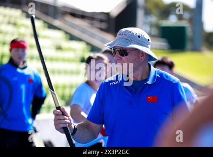 Perth, Australia. 26 aprile 2024. Richard Charlesworth, assistente allenatore della squadra di hockey femminile cinese, comunica con i giocatori durante una sessione di allenamento a Perth, Australia, il 26 aprile 2024. PER ANDARE CON "Roundup: Squadra di hockey femminile cinese che guarda la medaglia delle Olimpiadi di Parigi" crediti: Ma Ping/Xinhua/Alamy Live News Foto Stock