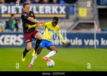 Waalwijk, Paesi Bassi. 28 aprile 2024. WAALWIJK, PAESI BASSI - APRILE 28: Jens Toornstra del FC Utrecht combatte per il ballo con Thierry Lutonda del RKC Waalwijk durante l'incontro olandese Eredivisie tra RKC Waalwijk e FC Utrecht al Mandemakers Stadion il 28 aprile 2024 a Waalwijk, Paesi Bassi. (Foto di Rene Nijhuis/Orange Pictures) credito: Orange Pics BV/Alamy Live News Foto Stock