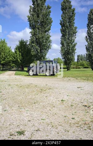 Mantova, Italia - aprile 2024 - Toyota Land Cruiser parcheggiata su una piazza di ghiaia in un parco Foto Stock