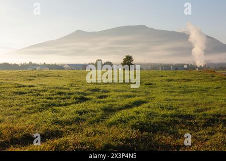 Cherry Mountain da vicino all'aeroporto regionale di Mt Washington a Whitefield, New Hampshire, in una nebbiosa mattinata d'estate. Composto da due picchi, il Monte ma Foto Stock