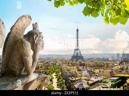 Vista sulla Torre Eiffel e chimere da Notre Dame de Paris, Francia Foto Stock