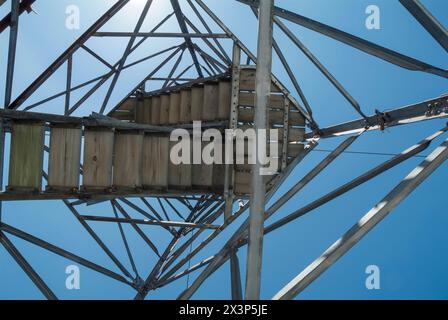 Vecchia torre antincendio in acciaio accanto alla capanna Smarts Mountain, situata lungo il Lambert Ridge Trail (segmento dell'Appalachian Trail), sulla Smarts Mountain Foto Stock