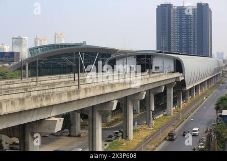 Bangkok-Tailandia, 28 dicembre 2019 - segnale del treno è stato costruito per avvertire l'auto vicino alla ferrovia del treno Foto Stock