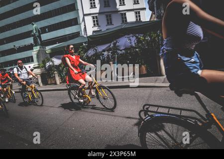 Vienna, Austria. Un gruppo di turisti visita il centro storico della città in bicicletta a Backerstrasse. 2023-08-02. Foto Stock