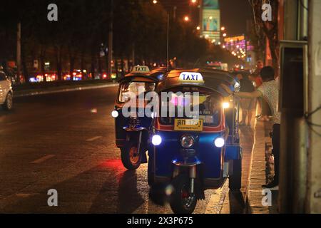 Bangkok/Thailandia - dicembre 28 2019: thailandia tuk tuk taxi camion vicino alla strada aspetta passeggeri. il tuk tuk è uno dei mezzi di trasporto in thailandia, ma è rapi Foto Stock