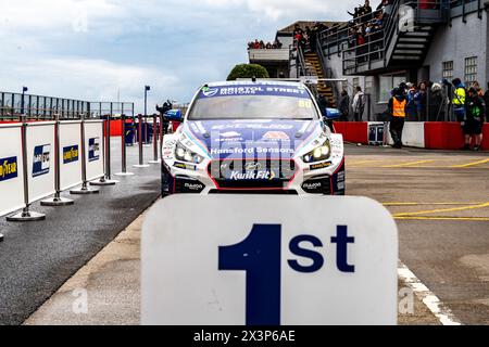 Derby, Regno Unito. 28 aprile 2024. Tom Ingram 80 Bristol Street Motors Race 1 Donington Park durante il British Touring Car Championship a Donington Park, Derby, Inghilterra il 28 aprile 2024. Foto di Chris Williams. Solo per uso editoriale, licenza richiesta per uso commerciale. Non utilizzare in scommesse, giochi o pubblicazioni di singoli club/campionato/giocatori. Crediti: UK Sports Pics Ltd/Alamy Live News Foto Stock