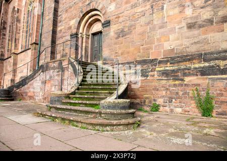 Antichi gradini in pietra nell'antico e famoso castello. Colorato paesaggio autunnale con scale in pietra e architettura. Foto Stock