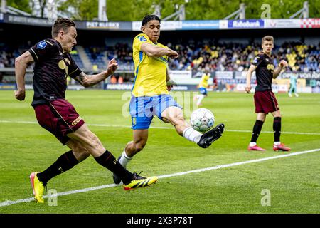 WAALWIJK, Paesi Bassi. 28 aprile 2024. SPO, Mandemakers Stadium, Dutch eredivisie, stagione 2023/2024, durante la partita RKC - Utrecht, FC Utrecht giocatore Jens Toornstra, RKC giocatore Shawn Adewoye credito: Pro Shots/Alamy Live News Foto Stock