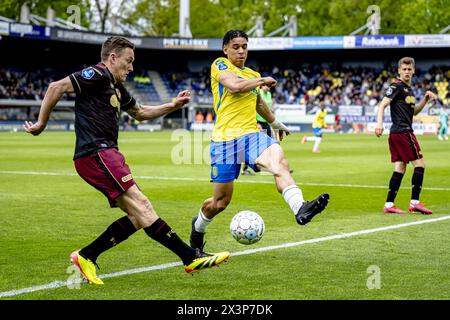 WAALWIJK, Paesi Bassi. 28 aprile 2024. SPO, Mandemakers Stadium, Dutch eredivisie, stagione 2023/2024, durante la partita RKC - Utrecht, FC Utrecht giocatore Jens Toornstra, RKC giocatore Shawn Adewoye credito: Pro Shots/Alamy Live News Foto Stock