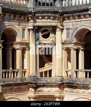 Archi del chiostro e scalinata al Convento di Cristo, Tomar, Portogallo Foto Stock