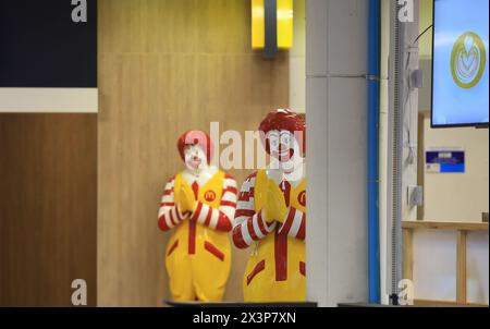 Chiang mai/Thailand- 2019 maggio 2: Ristorante mcdonald con la statua specifica, lo zio in stile namaste nell'aeroporto internazionale di Chiang mai. Foto Stock