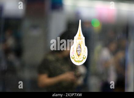 Dicembre 28 2019: L'emblema dell'incoronazione del re, il simbolo della cerimonia di incoronazione per re Rama X, viene utilizzato sulla porta di vetro della metropolitana di bangkok, thailandia Foto Stock