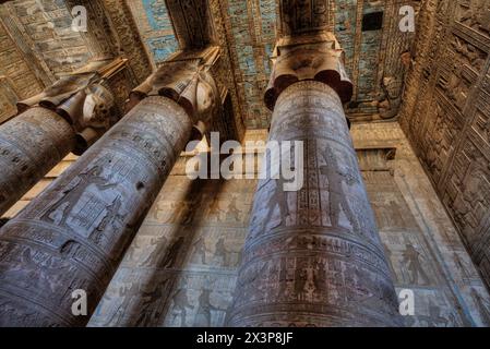 Le grandi colonne, il Vestibule, il tempio di Dendera di Hathor, sito patrimonio dell'umanità dell'UNESCO (elenco provvisorio), Quena, Egitto Foto Stock