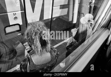 Bulgaria, Sofia, bulgari in attesa del loro autobus in una stazione centrale degli autobus della città Foto Stock