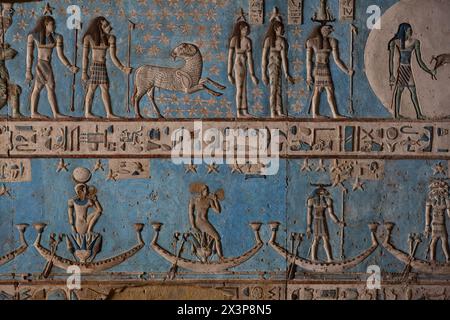 Rilievi a soffitto, Vestibule, Tempio di Dendera di Hathor, sito patrimonio dell'umanità dell'UNESCO (elenco provvisorio), Quena, Egitto Foto Stock