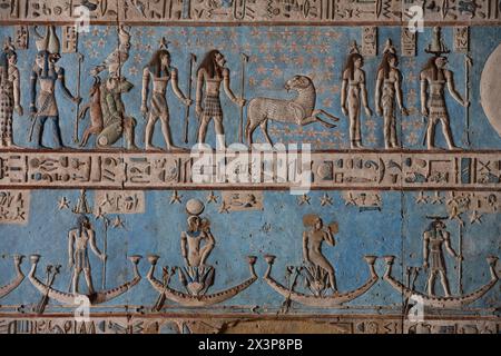 Rilievi a soffitto, Vestibule, Tempio di Dendera di Hathor, sito patrimonio dell'umanità dell'UNESCO (elenco provvisorio), Quena, Egitto Foto Stock