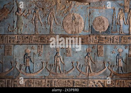 Rilievi a soffitto, Vestibule, Tempio di Dendera di Hathor, sito patrimonio dell'umanità dell'UNESCO (elenco provvisorio), Quena, Egitto Foto Stock