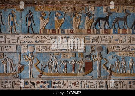 Rilievi a soffitto, Vestibule, Tempio di Dendera di Hathor, sito patrimonio dell'umanità dell'UNESCO (elenco provvisorio), Quena, Egitto Foto Stock