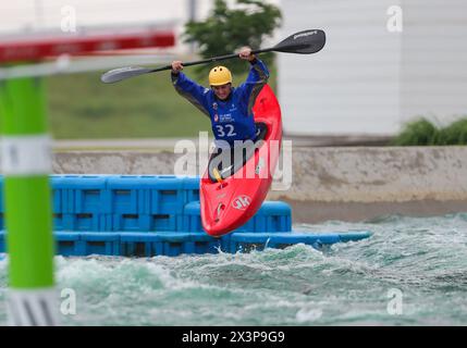 Corsia. 27 aprile 2024. Richard Powell partecipa ai test a squadre olimpici statunitensi per kayak Cross al Riversport di Oklahoma City, OK. Ron Lane. Crediti: csm/Alamy Live News Foto Stock