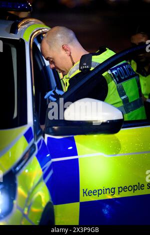 Polizia di Glasgow Scotland Streets violenza che guida Patrol Beat agente PC Foto Stock