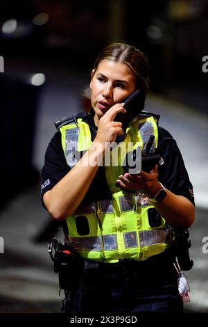 Polizia di Glasgow Scotland Streets violenza che guida Patrol Beat agente PC Foto Stock