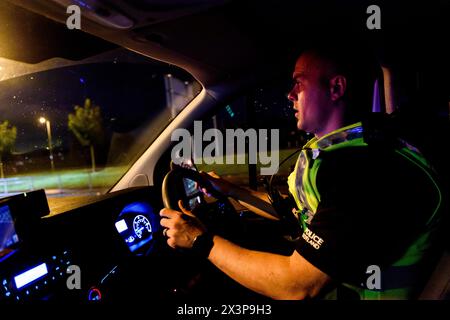 Polizia di Glasgow Scotland Streets violenza che guida Patrol Beat agente PC Foto Stock