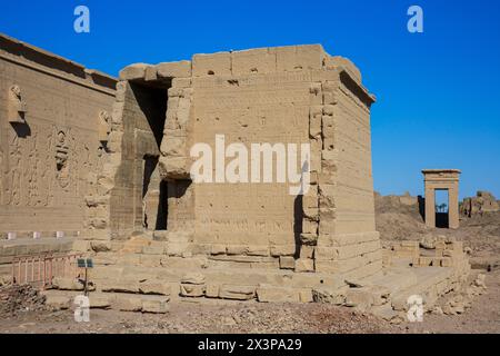 Il Tempio di Iside e la porta sul retro del Tempio di Hathor nel complesso del Tempio di Dendera a Qena, in Egitto Foto Stock