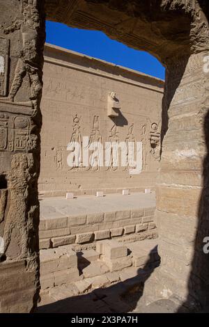 Rilievi di Cleopatra VII e suo figlio di Giulio Cesare, Cesare (Tolomeo XV Cesare), presso il complesso del Tempio di Dendera nell'alto Egitto Foto Stock