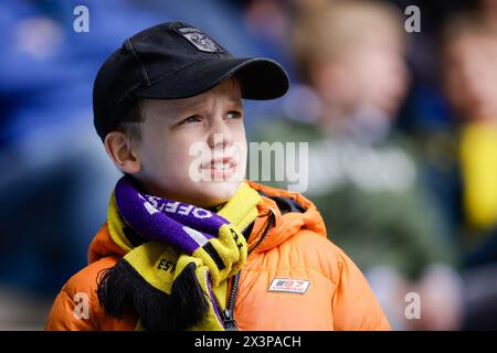 Arnhem, Paesi Bassi. 28 aprile 2024. ARNHEM, PAESI BASSI - APRILE 28: Giovane tifoso del Vitesse durante l'incontro olandese Eredivisie tra Vitesse e fortuna Sittard al GelreDome il 28 aprile 2024 ad Arnhem, Paesi Bassi. (Foto di Broer van den Boom/Orange Pictures) credito: Orange Pics BV/Alamy Live News Foto Stock