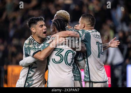 Il centrocampista dei Portland Timbers Santiago Moreno (30) festeggia con i compagni di squadra durante una partita della MLS contro il LAFC, sabato 27 aprile 2024, al BMO S. Foto Stock