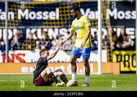 WAALWIJK, Paesi Bassi. 28 aprile 2024. SPO, Mandemakers Stadium, Dutch eredivisie, stagione 2023/2024, durante la partita RKC - Utrecht, FC Utrecht giocatore Jens Toornstra e RKC giocatore Yassin Oukili hanno respinto crediti: Pro tiri/Alamy Live News Foto Stock