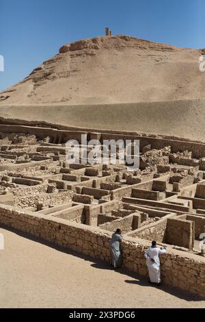 Guardie tombali che osservano le rovine, le rovine del villaggio degli operai, Deir el-Medina, l'antica Tebe, sito patrimonio dell'umanità dell'UNESCO, Luxor, Egitto Foto Stock