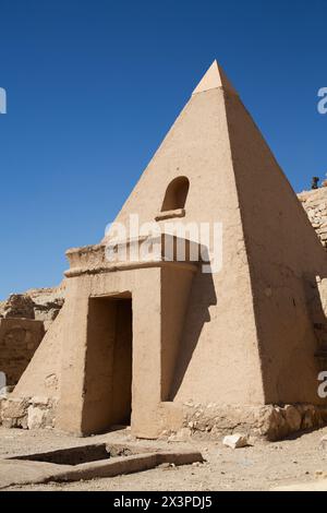 Ingresso alla tomba, Deir el-Medina, l'antica Tebe, sito patrimonio dell'umanità dell'UNESCO, Luxor, Egitto Foto Stock