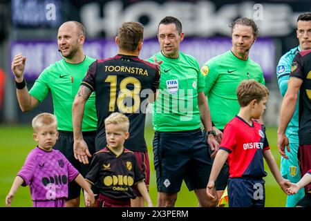 Waalwijk, Paesi Bassi. 28 aprile 2024. WAALWIJK, PAESI BASSI - APRILE 28: Jens Toornstra dell'FC Utrecht stringe la mano all'arbitro Dennis Higler durante l'incontro olandese Eredivisie tra RKC Waalwijk e FC Utrecht al Mandemakers Stadion il 28 aprile 2024 a Waalwijk, Paesi Bassi. (Foto di Rene Nijhuis/Orange Pictures) credito: Orange Pics BV/Alamy Live News Foto Stock