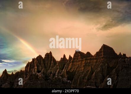 Gli arcobaleni appaiono al tramonto dopo una breve tempesta sulle Badlands del South Dakota. Foto Stock