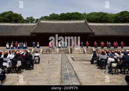 Seoul, Corea del Sud. 28 aprile 2024. Gli attori sudcoreani eseguono un evento reale chiamato Myohyeonrye al Jongmyo Shrine di Seoul, Corea del Sud, 28 aprile 2024. Crediti: Jun Hyosang/Xinhua/Alamy Live News Foto Stock