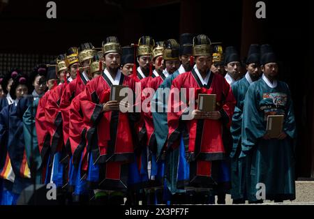 Seoul, Corea del Sud. 28 aprile 2024. Gli attori sudcoreani eseguono un evento reale chiamato Myohyeonrye al Jongmyo Shrine di Seoul, Corea del Sud, 28 aprile 2024. Crediti: Jun Hyosang/Xinhua/Alamy Live News Foto Stock