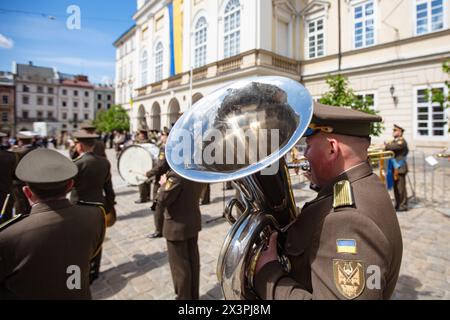 Leopoli, Ucraina - 27 aprile 2024: Banda d'ottone militare sulla piazza del mercato di Leopoli, giorno della città di Leopoli 2024 Foto Stock